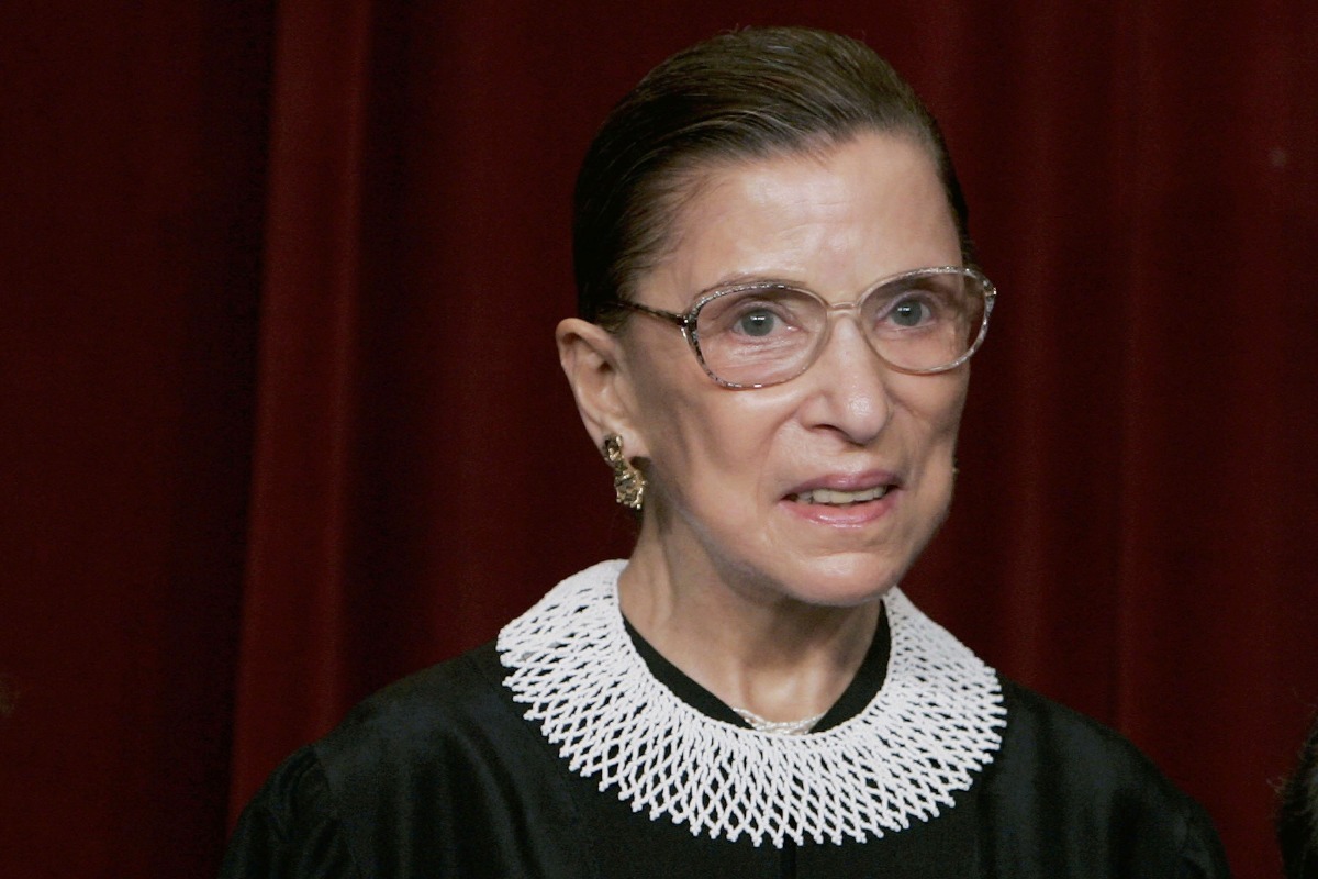 Ruth Bader Ginsburg con occhiali e abiti