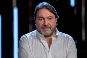 il conduttore di Report Sigfrido Ranucci con uno sfondo scuro