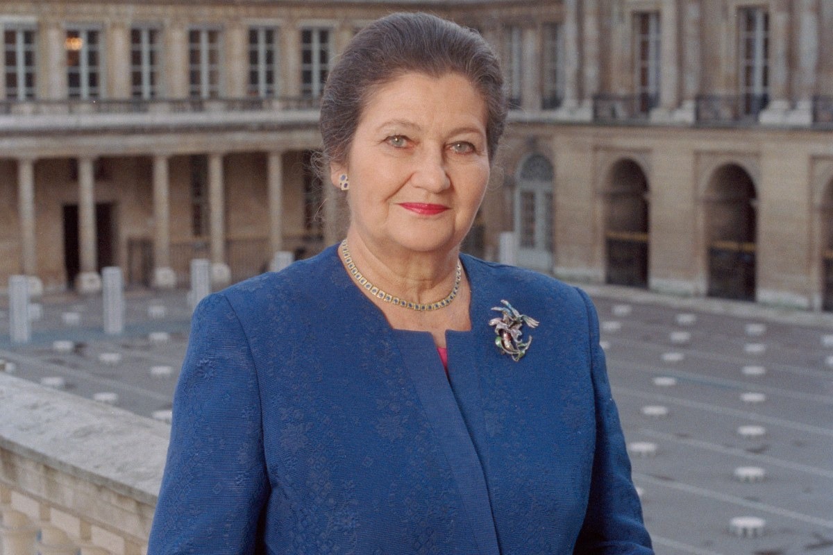 Simone Veil in abito blu