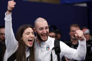 gli atleti del curling Stefania Constantini e Amos Mosaner esultano ai Giochi di Milano-Cortina 2026
