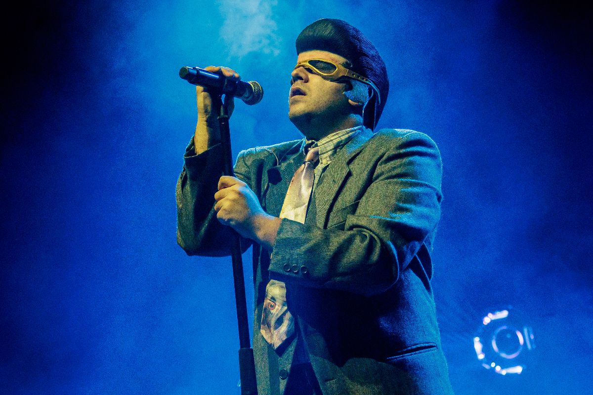 il cantante TonyPitony si esibisce al Fabrique di Milano