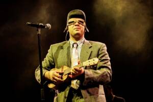 l'artista TonyPitony che canta e suona