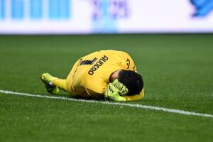 il portiere della Cremonese Emil Audero colpito da un petardo contro l'Inter