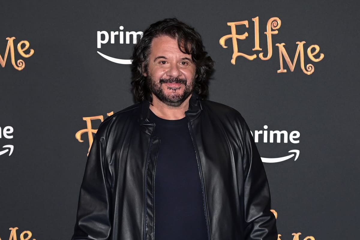 il comico Lillo Petrolo con una giacca in pelle