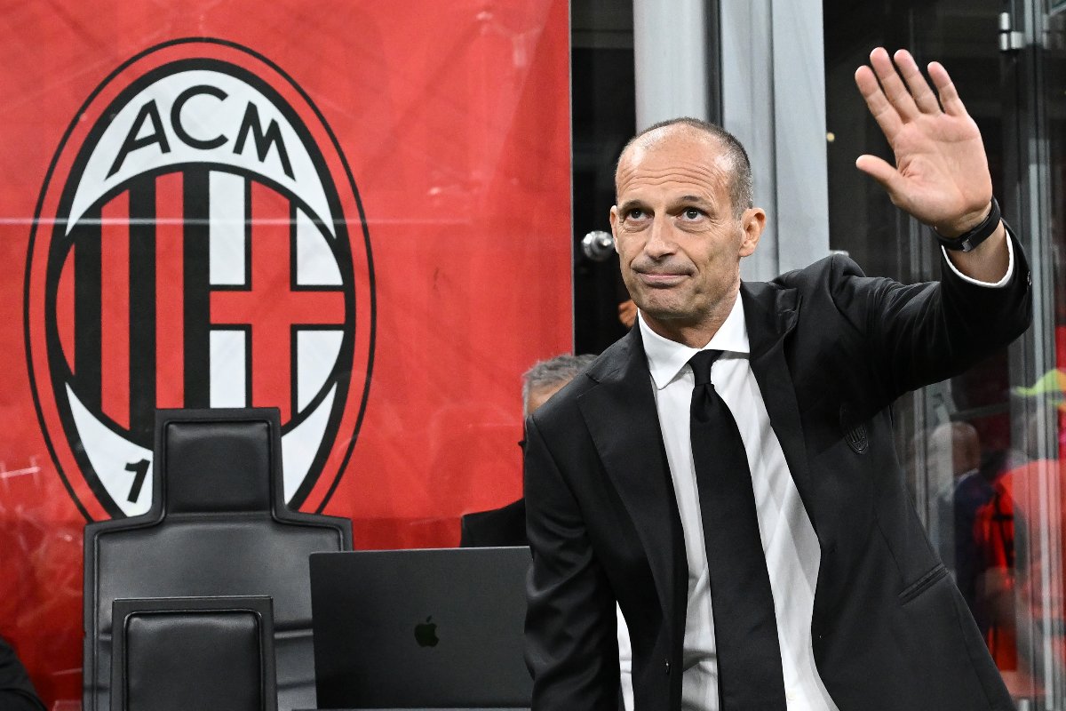 l'allenatore del Milan Massimiliano Allegri saluta i tifosi allo stadio