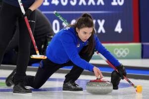 Stefania Constantini durante una gara di curling alle Olimpiadi Milano-Cortina 2026