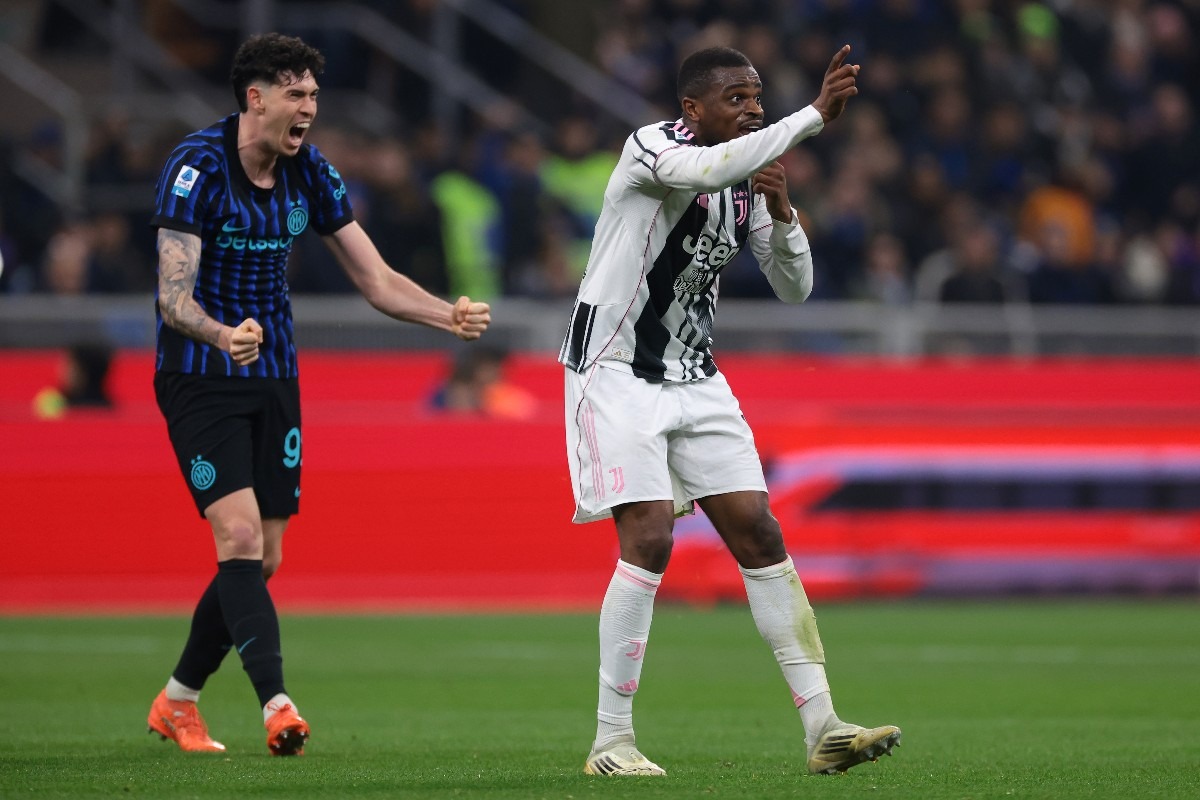 Alessandro Bastoni esulta per il rosso a Kalulu in Inter-Juventus