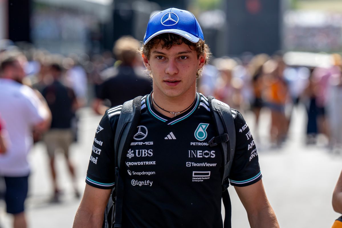 Andrea Kimi Antonelli con la maglia della Mercedes