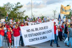 Un gruppo di persone in marcia a Santa Clara, Cuba, per protestare contro l'embargo statunitense.