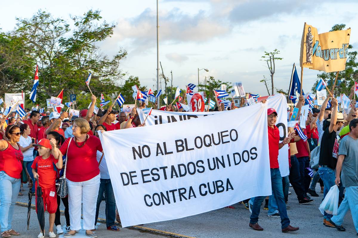 Un gruppo di persone in marcia a Santa Clara, Cuba, per protestare contro l'embargo statunitense.