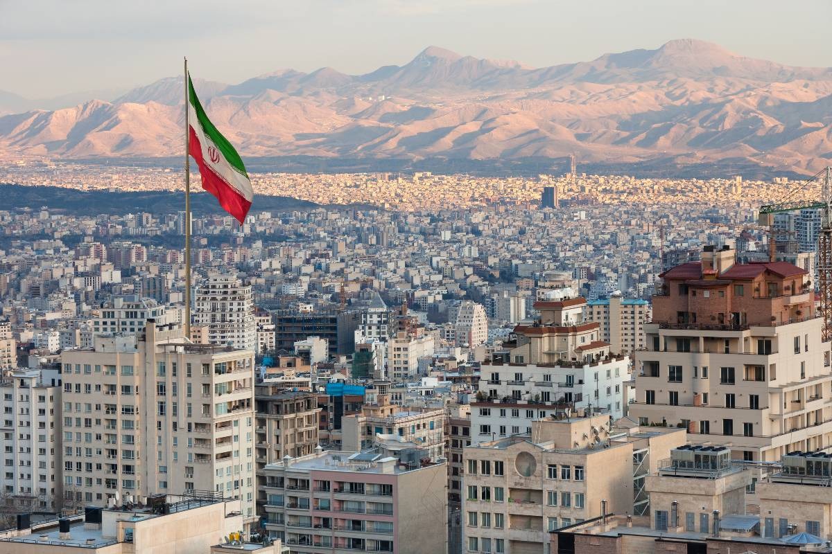 Teheran, capitale dell'Iran con bandiera