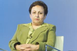 Shirin Ebadi con abito verde