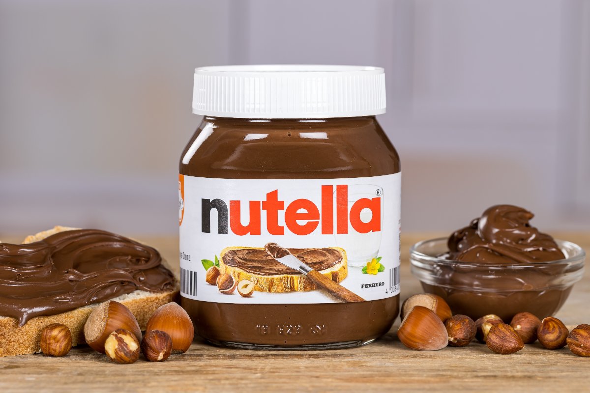 un barattolo di Nutella con del pane