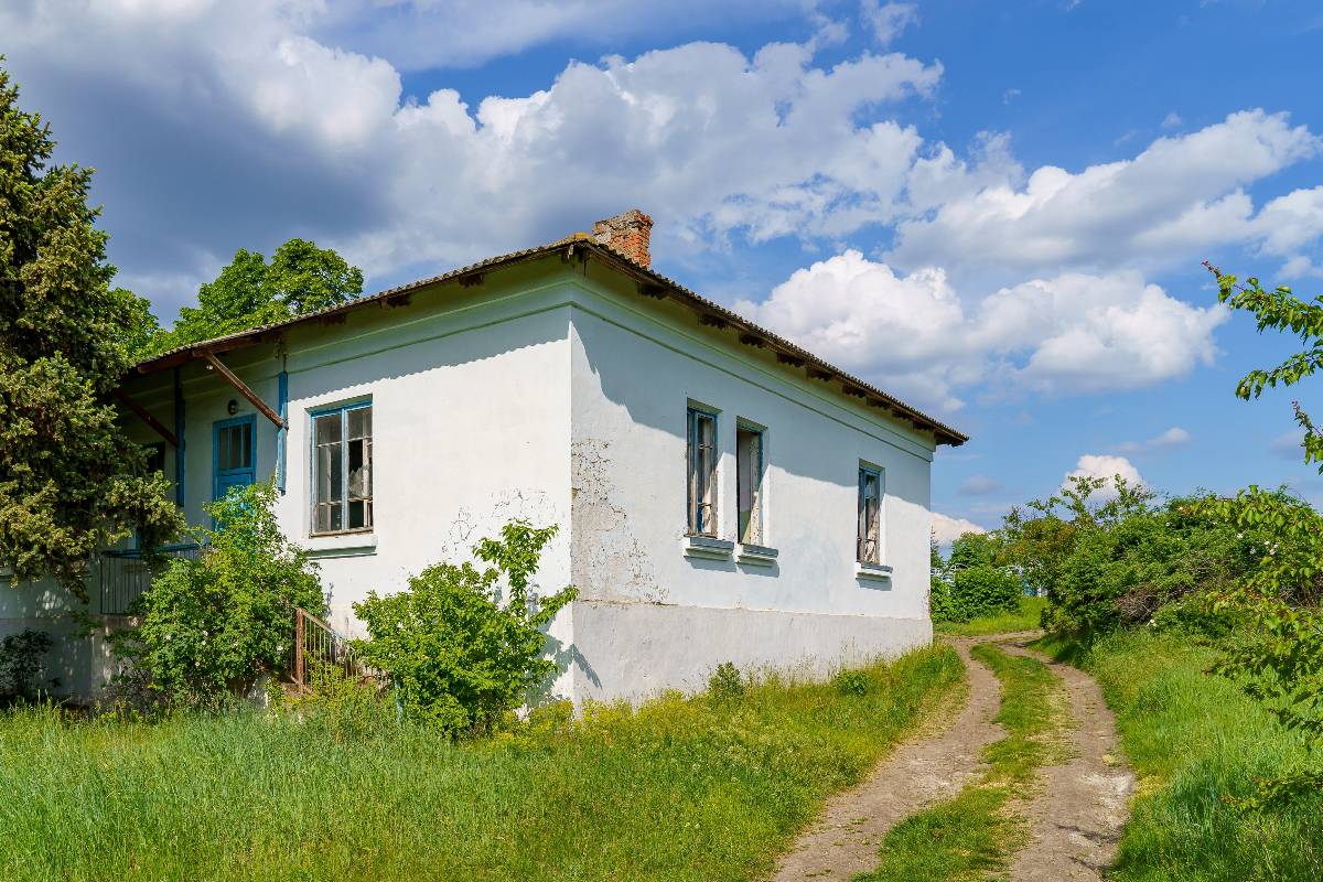 una casa con una strada sterrata