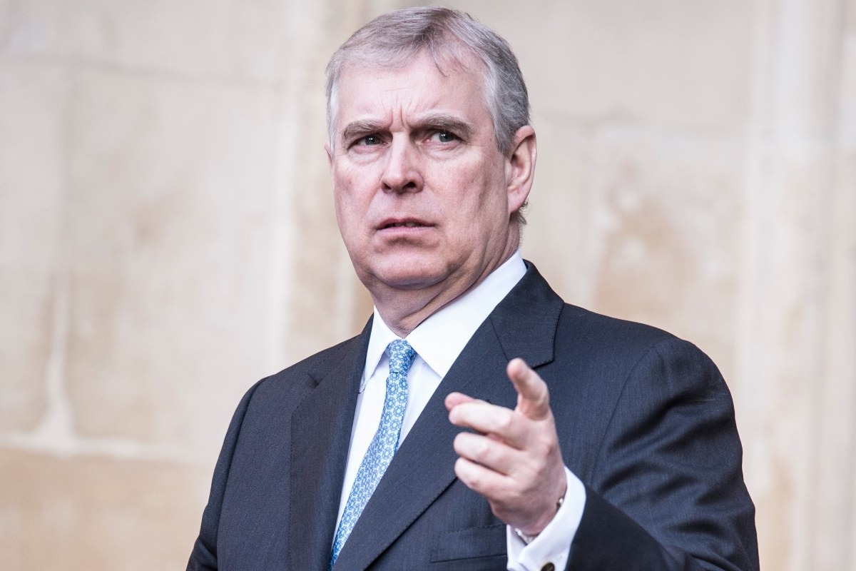 ex Principe Andrea con il volto serio gesticola