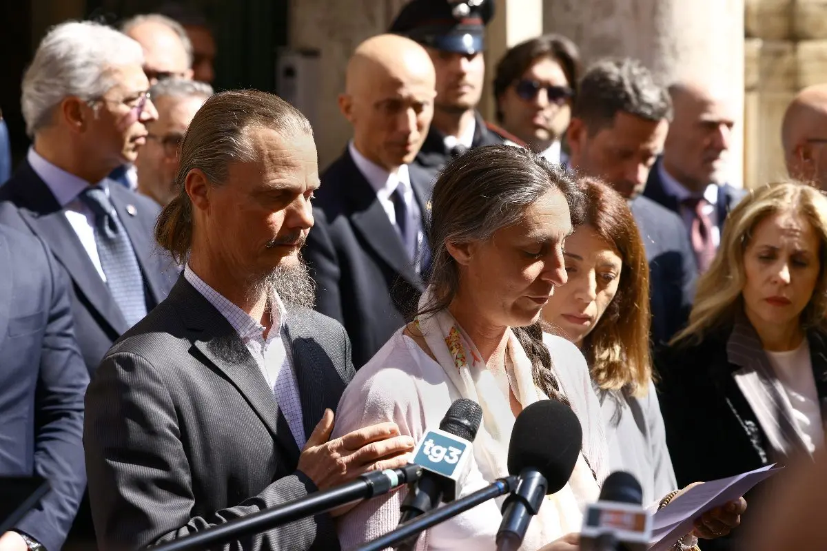 La Russa incontra Nathan e Catherine della famiglia nel bosco