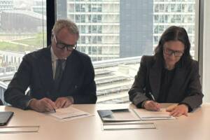 Giorgio De Donno, Condirettore Generale e Vice CEO di Banca Sella, e Gemma Feliciani, Direttrice del Dipartimento Istituzioni Finanziarie della BEI, firmano l'accordo di garanzia.