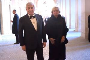Antonio Tajani e la moglie Brunella Orecchio in abiti eleganti