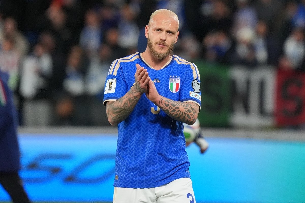 Federico Dimarco con la maglia della Nazionale applaude dopo vittoria contro Irlanda del Nord