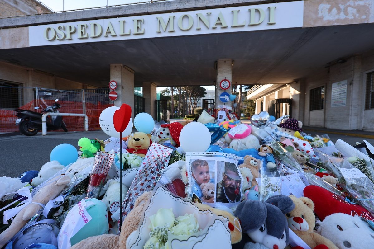 ospedale Monaldi, omaggi al bambino col cuore bruciato Domenico