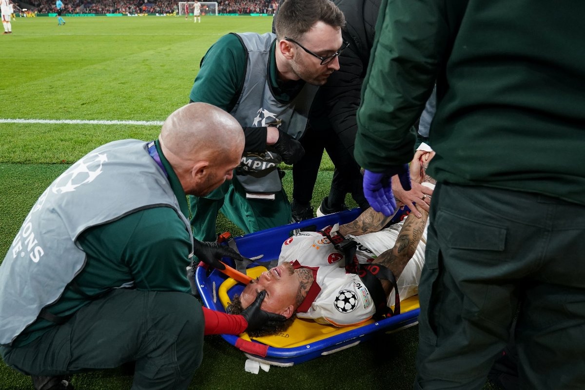 Noa Lang si infortuna durante la sfida del Galatasaray contro il Liverpool e finisce in barella