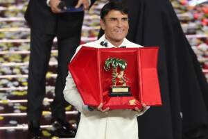 Sal Da Vinci festeggia la vittoria al Festival di Sanremo 2026