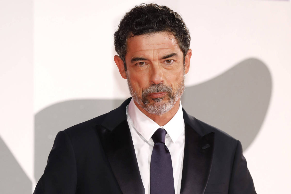 Alessandro Gassmann in abito elegante nero