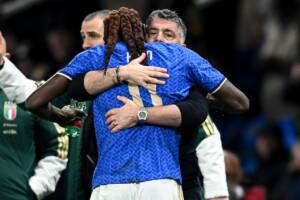 Moise Kean e Gennaro Gattuso si abbracciano dopo vittoria Italia contro Irlanda del Nord