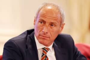 il giornalista Massimo Caputi con abito e cravatta