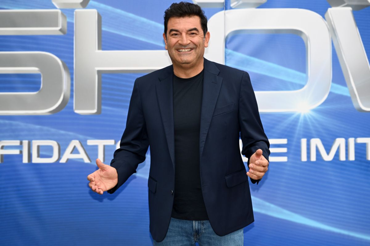 il comico e presentatore Max Giusti fa ok con le mani