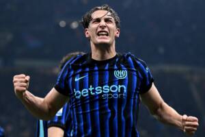 l'attaccante Pio Esposito esulta con la maglia dell'Inter