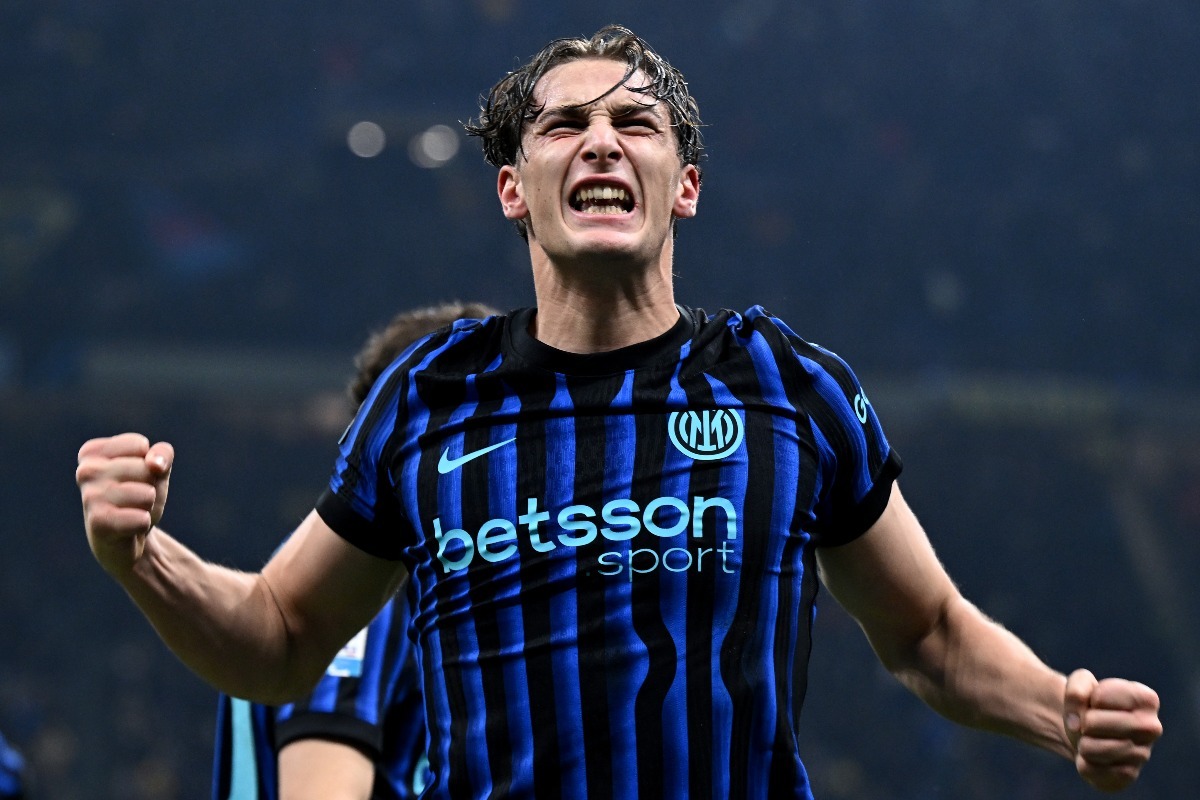 l'attaccante Pio Esposito esulta con la maglia dell'Inter