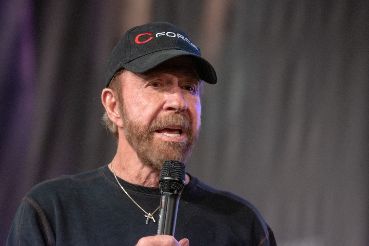 primo piano di Chuck Norris con un cappellino