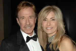 Chuck Norris e Gena O'Kelley in abiti eleganti e sorridenti