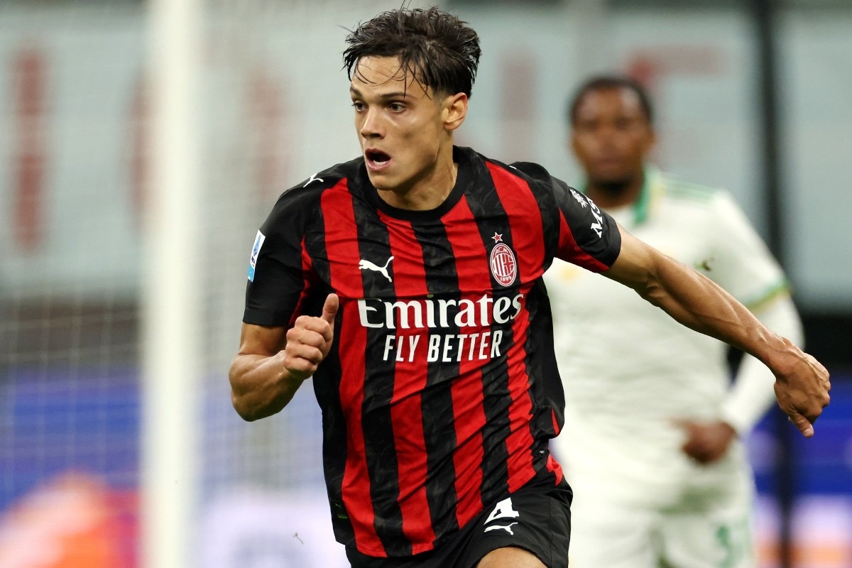 il centrocampista del Milan Samuele Ricci