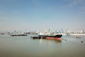 lo stretto di Hormuz con delle imbarcazioni