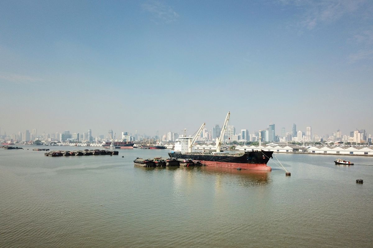 lo stretto di Hormuz con delle imbarcazioni