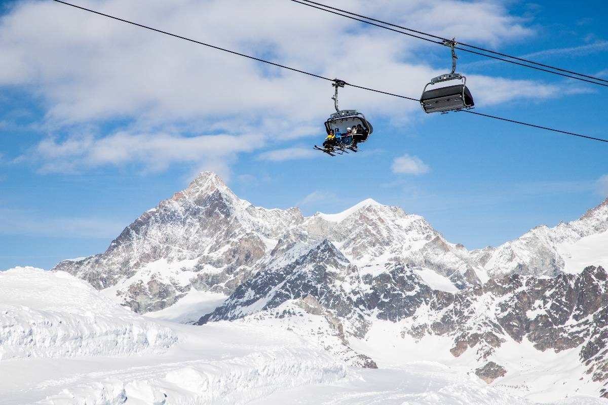 seggiovia in Svizzera sulle montagne innevate