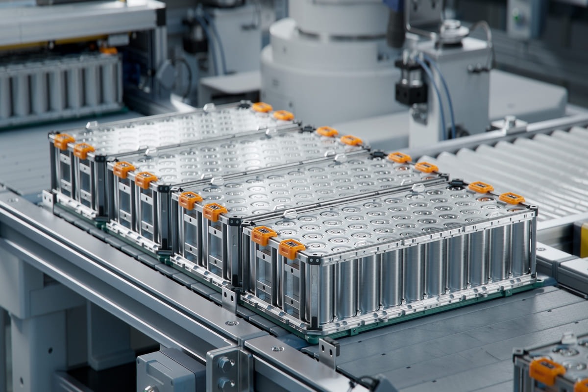 Batteria al litio in un piano di lavoro