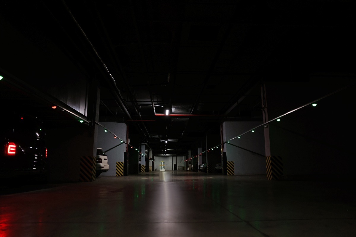 un parcheggio di auto al buio