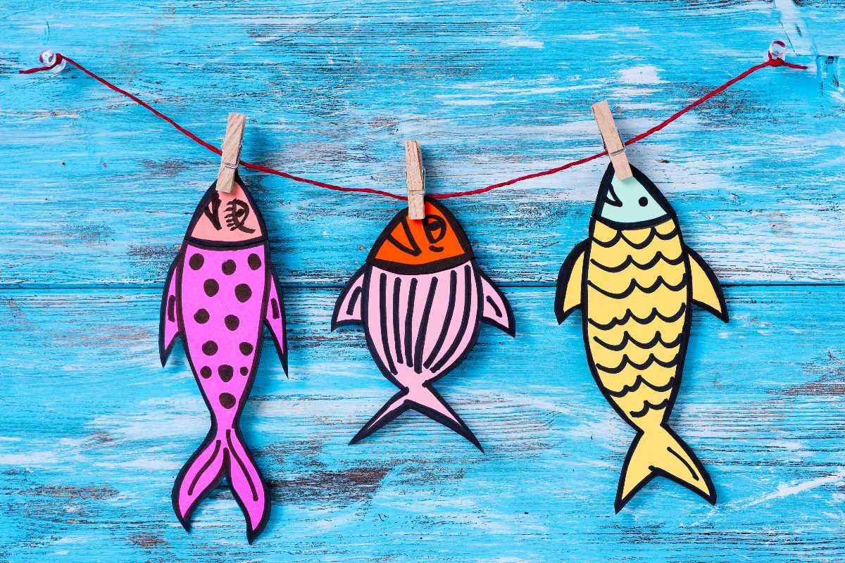 pesce d'aprile: tre pesci appesi con una molletta