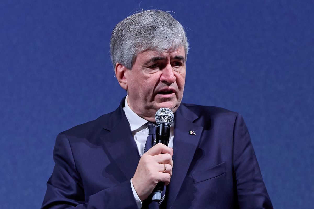 Gianmarco Mazzi con il microfono in mano