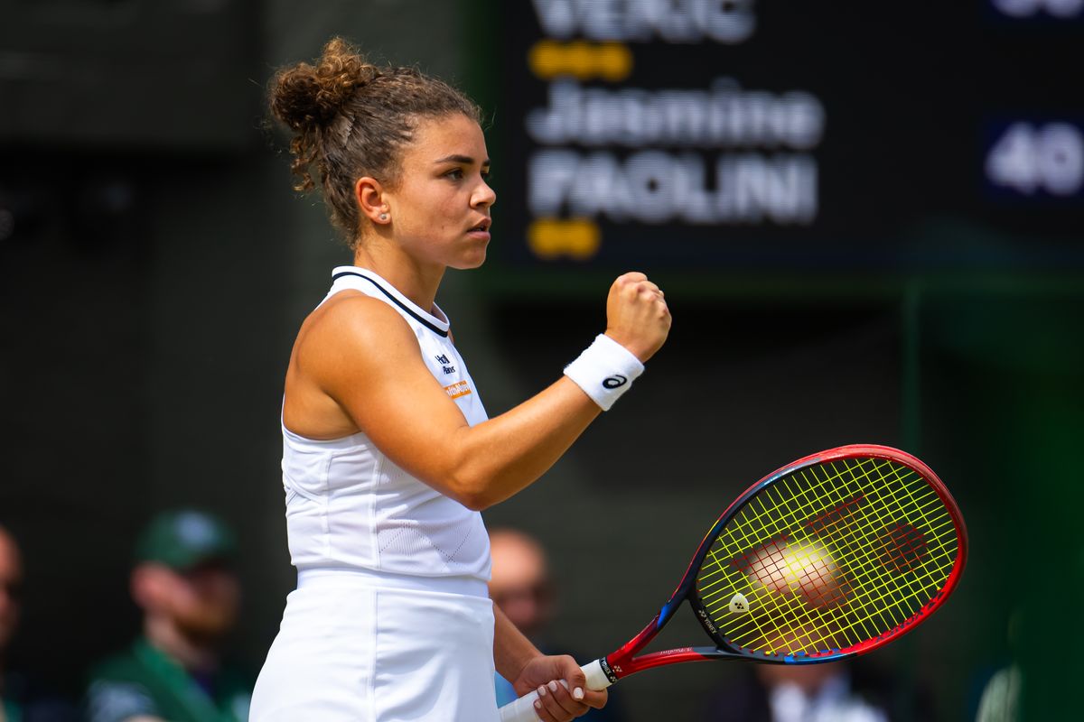 la tennista Jasmine Paolini con il pugno alzato