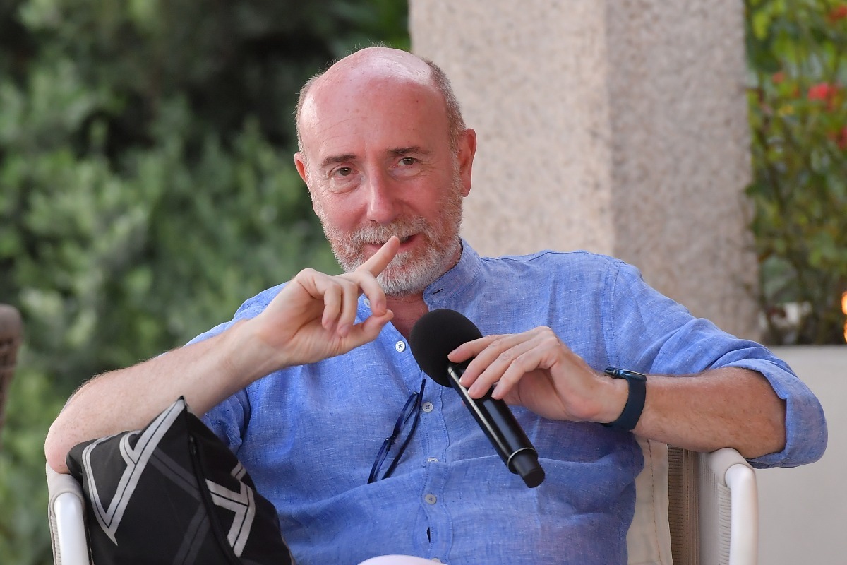 il giornalista Roberto Arditti col microfono in mano