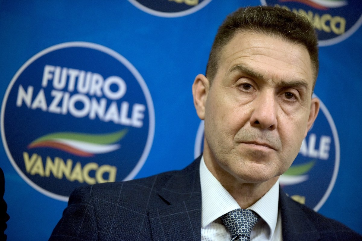 Renzi attacca Vannacci: ecco la sua "unica cosa rossa"