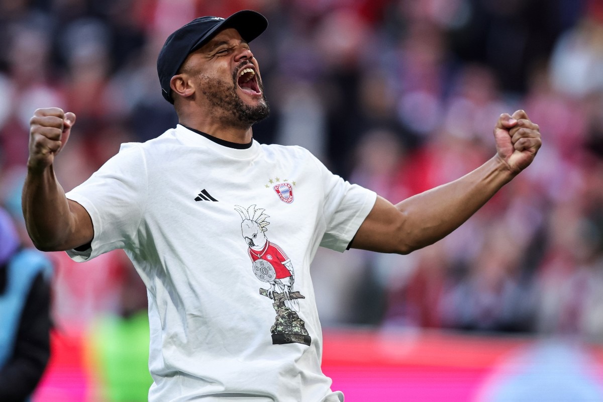 l'allenatore del Bayern Monaco Vincent Kompany esulta per il titolo di Bundesliga