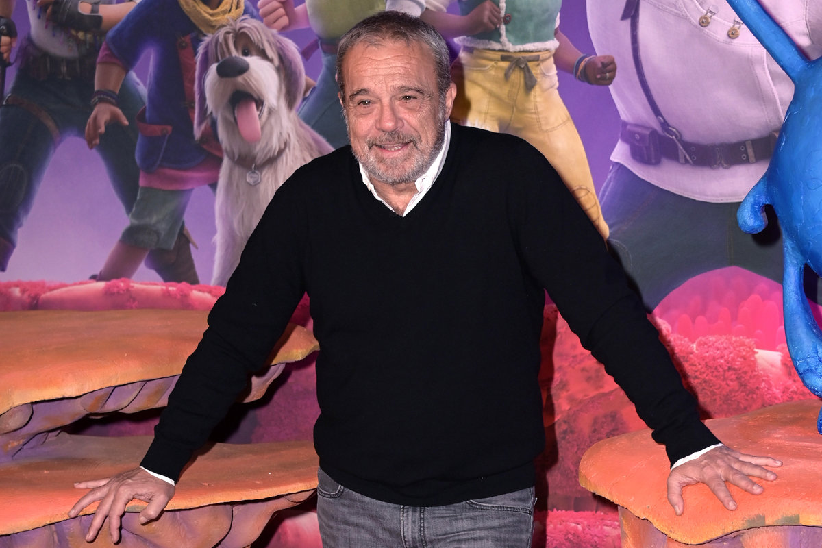 l'attore Claudio Amendola con un maglione nero