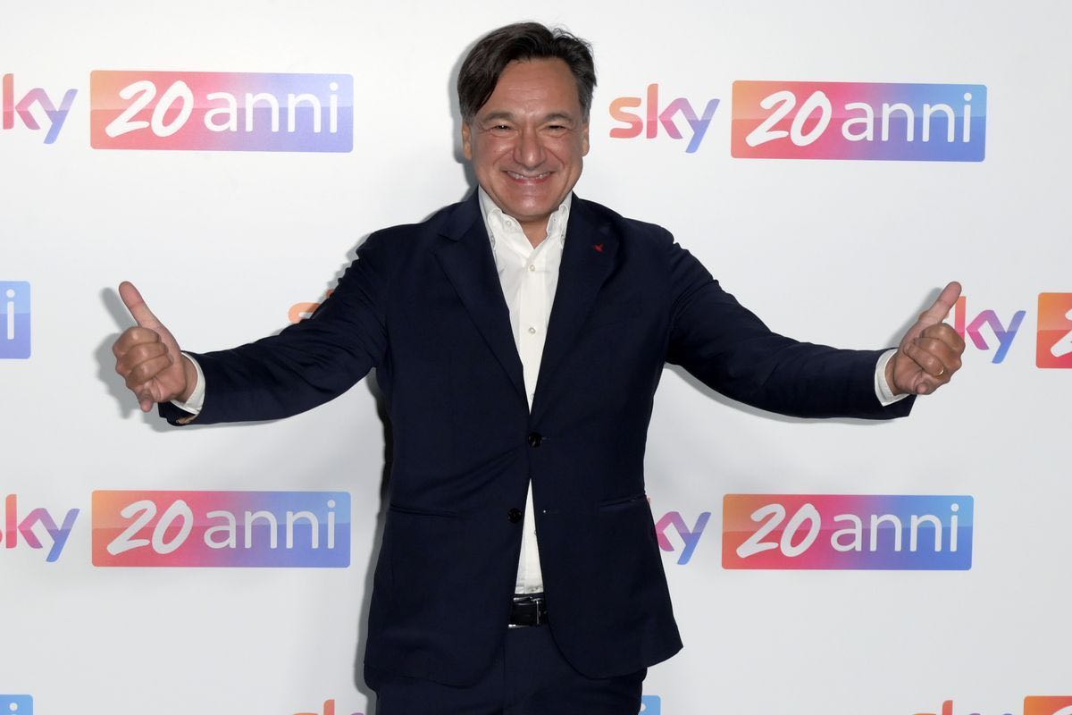 Fabio Caressa sorridente e con i pollici alzati