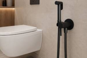 Doccetta bidet in finitura nera opaca.