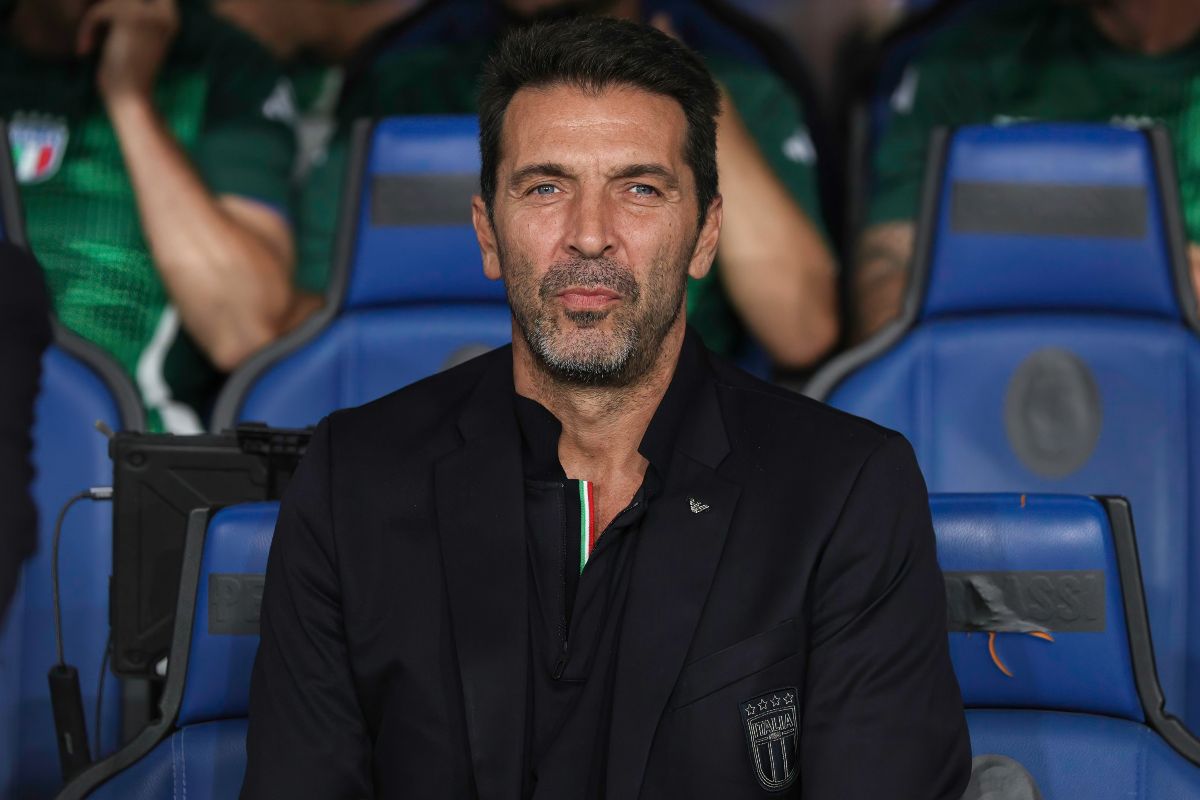 Gianluigi Buffon seduto sulla panchina